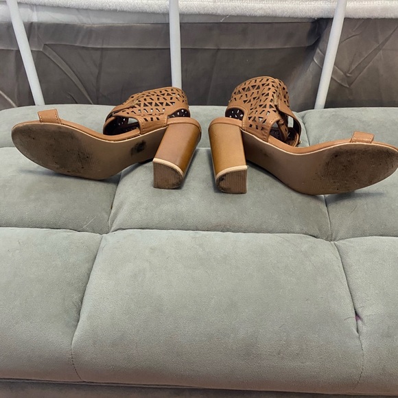 Heels - Picture 4 of 4